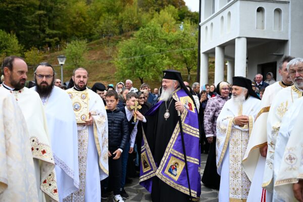 Credincioșii clujeni s-au strâns la Hramul Mănăstirii „Înălțarea Sfintei Cruci Cășiel” de la Cășiel