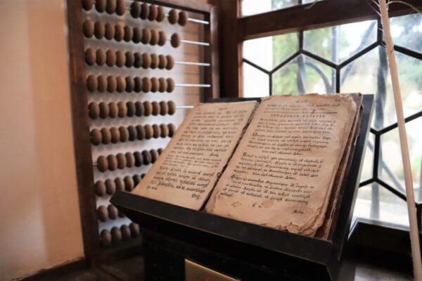 Primul abecedar în limba bulgară, lucrare tipărită la Braşov, în anul 1824 va fi expus publicului din României
