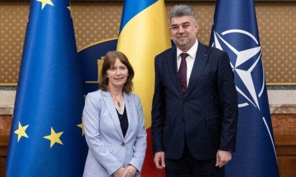Ambasadoarea SUA ne laudă că ne împrumutăm de la ei ca să le cumpărăm arme