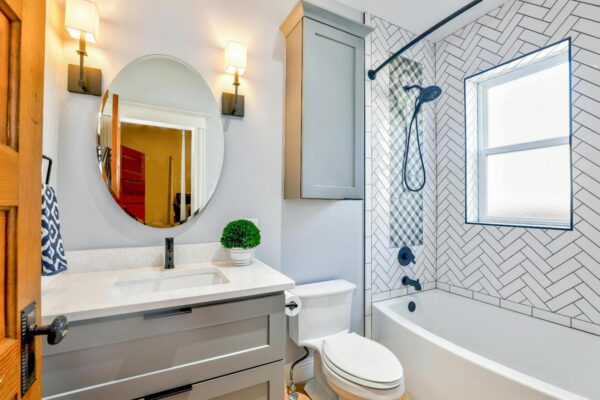 Cum poți oferi personalitate băii tale? Top 3 sfaturi de design de interior