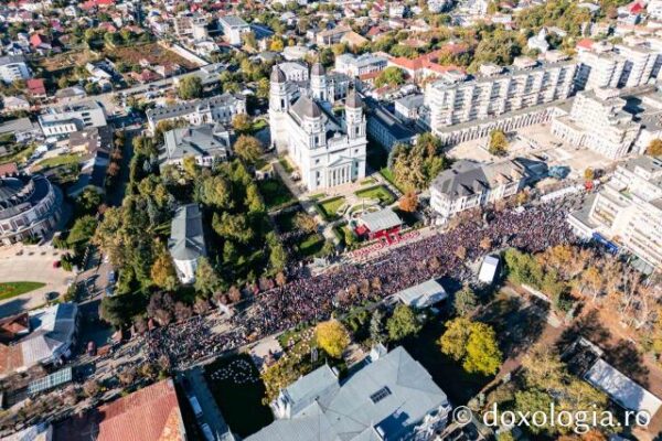 Rugăciunea „Tatăl nostru” rostită de o sută de mii de pelerini la Liturghia de la Hramul Sf. Cuvioase Parascheva din 14 octombrie (Video)