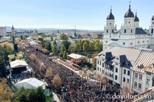 #Hram2024: Sfânta Cuvioasă Parascheva, cinstită în rugăciune de mii de suflete în capitala Ortodoxiei românești. Peste 210000 mii de pelerini s-au închinat la moaște