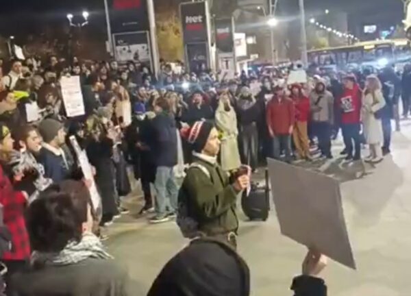 Sute de tineri progreșiști s-au adunat în Piața Universității: temere că România ar putea ajunge sub o dictatură legionară