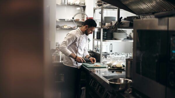 Cum să eficientizezi gestionarea comenzilor clienților în restaurantul tău