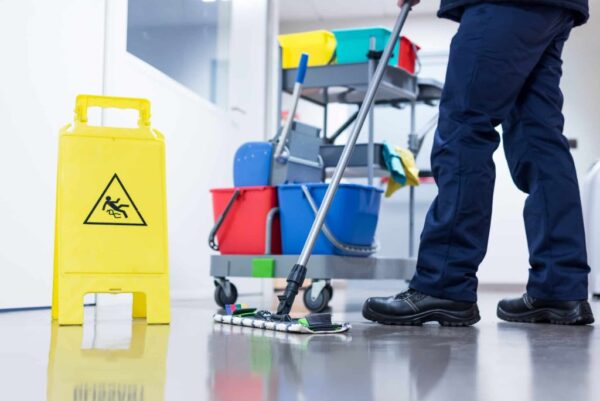 Ghidul complet pentru alegerea unei firme de curățenie: ce să știi înainte de a semna contractul