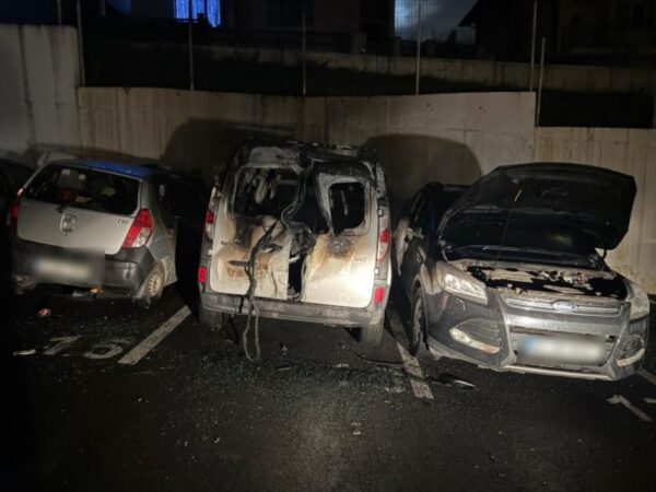 Patru mașini incendiate în Florești