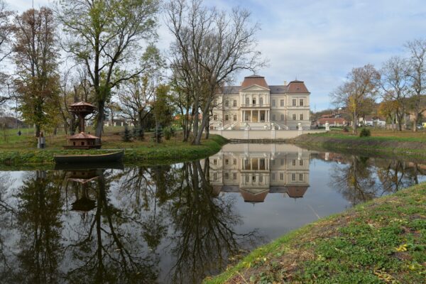 Castelul „Banffy” din Răscruci și Muzeul Etnografic al Transilvaniei, nominalizate în competiția „Destinația anului 2025″