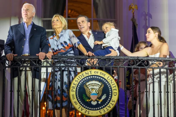 Joe Biden a grațiat preventiv cinci membri ai familiei sale. ”Acum nu mai urlă ambasadele?”