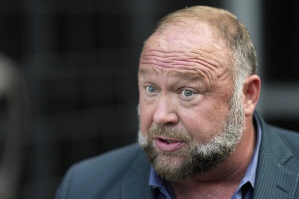 Vezi ce spune Alex Jones despre situația din România: lovitură de stat (Video)