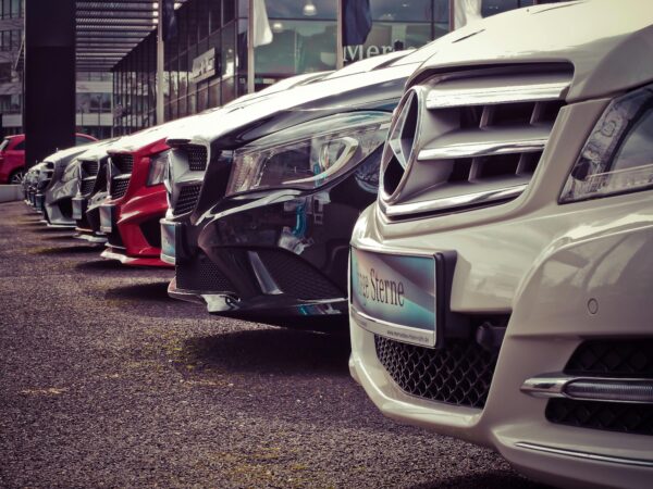 Beneficiile închirierii unui autoturism pentru explorarea țării cu cei dragi