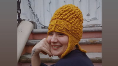 Protest inedit al unei artiste cu coiful de la Coțofenești din lână. „Cu dedicație pentru Ministerul Culturii. Cel puțin coiful meu ține și de cald”