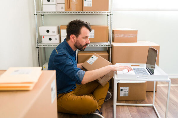 Dropshipping vs. aprovizionare En-Gros: Ce model de business e mai avantajos?