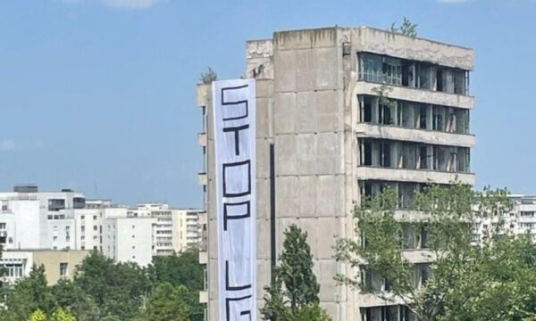 Banner imens cu mesajul: STOP LGBT.  Asociația MOZAIQ  acuză neofascismul romănesc