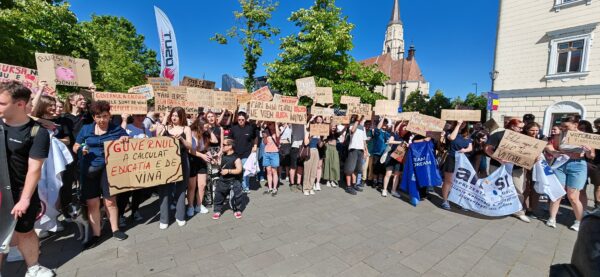 FOTO/ Studenții clujeni, protest în stradă față de tăierea burselor. Au scandat ”De ce, de ce, de ce și bursele?”