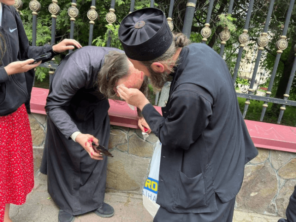 Violența ultrașilor regimului Zelenski asupra românilor din catedrala românească din Cernăuți. Imagini ce vă pot afecta emoțional