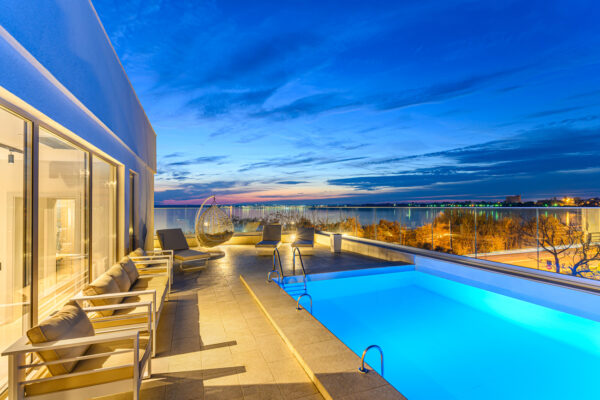 De ce piscina rooftop de la vila Seascape este must-see?