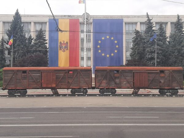 Vagoanele Deportărilor – Mărturii ale unei Națiuni Îngenuncheate Piața Marii Adunări Naționale, Chișinău