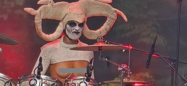 Momente cu accente „satanice” la festivalul Rockstadt de la Râșnov. Cântărețe acuzate de exhibiționism după ce au apărut goale pe scenă (Video)