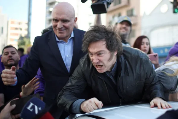 Președintele Argentinei, Javier Milei, bătut cu pietre într-un cartier din Buenos Aires, la un eveniment electoral. Oamenii săi acuzați de corupție