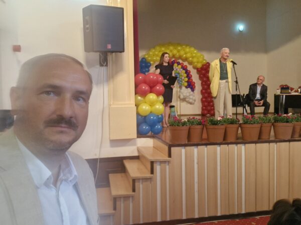O altfel de sărbătoare dedicată Zilei Limbii Române! Felicitări, tată!