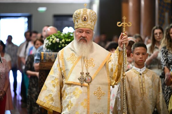 Duminica a 8-a după Rusalii, prăznuită la Catedrala Mitropolitană din Cluj-Napoca: ierarhul s-a rugat pentru încetarea războaielor care au cuprins mapamondul