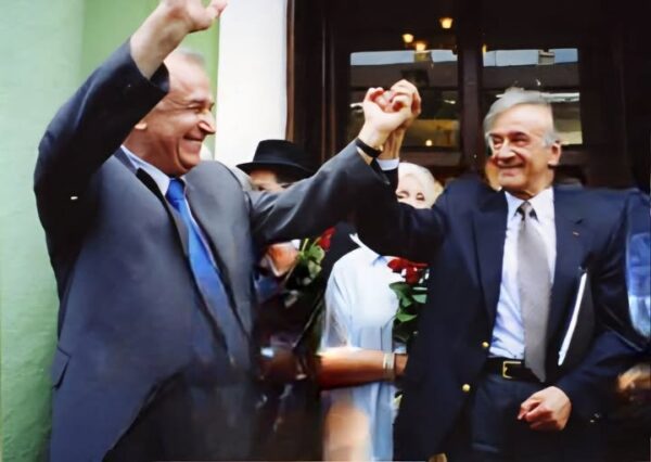 Cine știe cu cine este Ion Iliescu în foto, cred că nu mai trebuie să citească postarea.