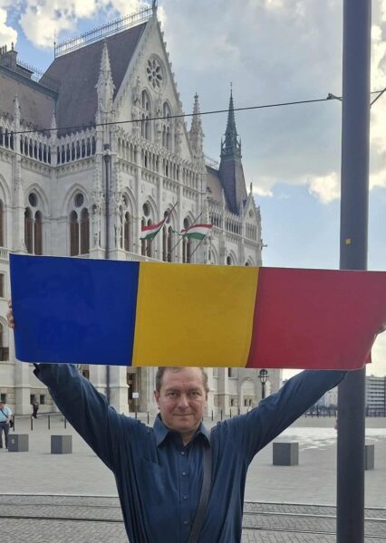 Steagul României în fața Parlamentului Ungariei