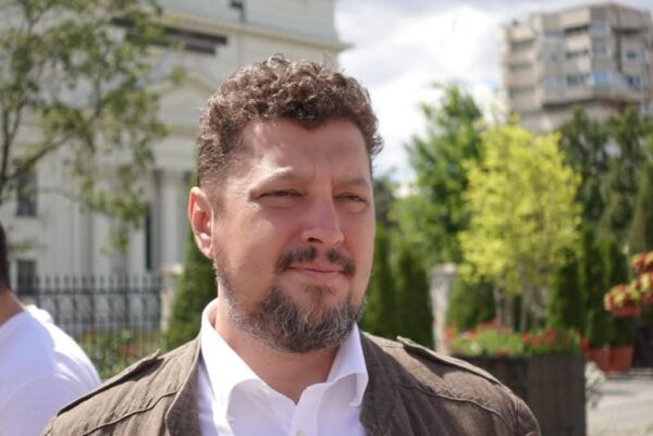 În plină recesiune pe care tot el a provocat-o, Guvernul Bolojan lovește din nou: vrea să crească capitalul social minim pentru SRL-uri de la 200 de lei la… 8.000 de lei