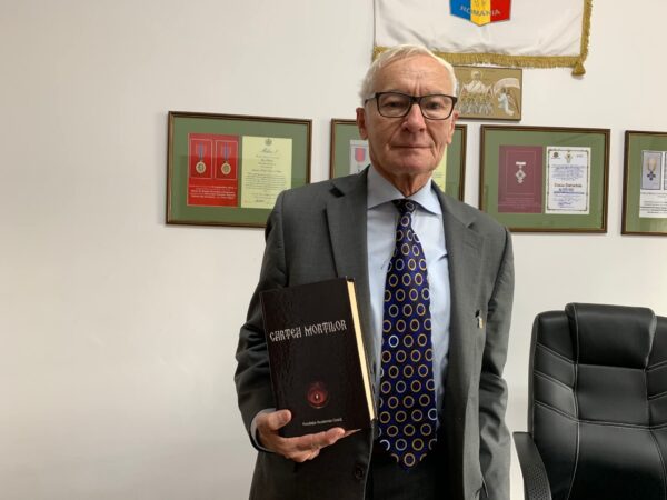 Despre eroi și gropi comune