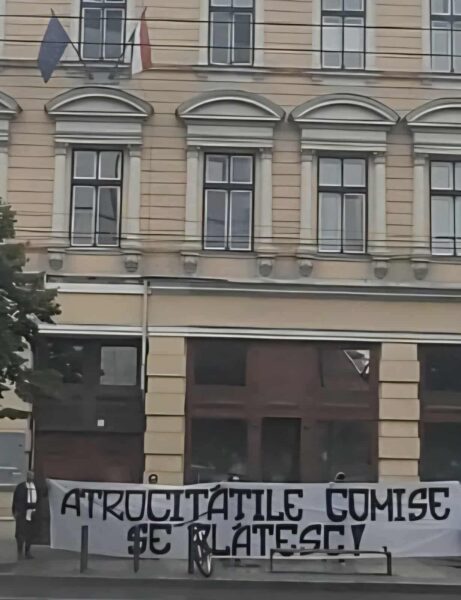În fața consulatului Ungariei din Cluj-Napoca