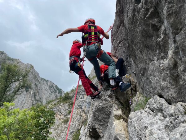 FOTO/ Exercițiu de salvare din pereții Cheilor Turzii. Salvamontiștii clujeni ies la rampă