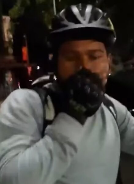 Livrator străin, lovit de un tânăr care i-a cerut să se întoarcă în ţara lui. Agresorul, prins şi imobilizat de un poliţist
