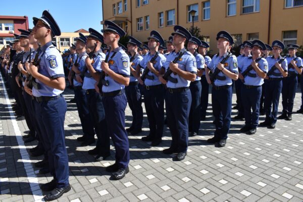 FOTO/ Un număr de 298 de elevi ai Școlii de Agenți de Poliție ”Septimiu Mureșan” Cluj-Napoca au depus jurământul militar