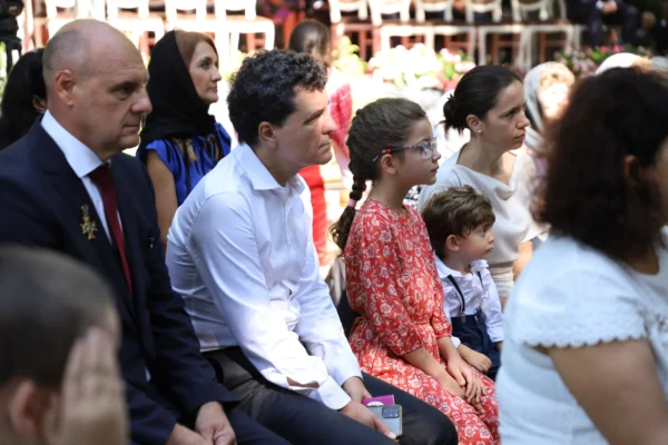 Președintele la Sf. Arsenie Boca de la Prislop și Sf. Serafim cel Răbdător, flori din grădina Maicii Domnului la Hramul Mănăstirii Sâmbăta de Sus. Nicușor Dan s-a rugat cu poporul ortodox
