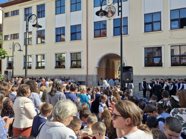 La Colegiul Ortodox „Mitropolitul Nicolae Colan” din Cluj-Napoca anul școlar a început cu oficierea Liturghiei
