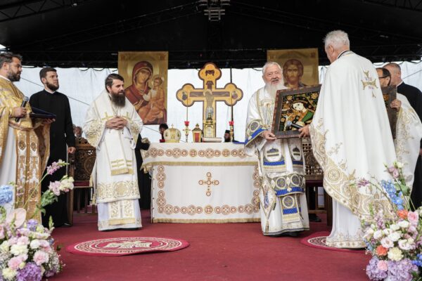 Biserica „Soborul Maicii Domnului” din Făget a fost sfințită de Mitropolitul Andrei și Episcopul Benedict