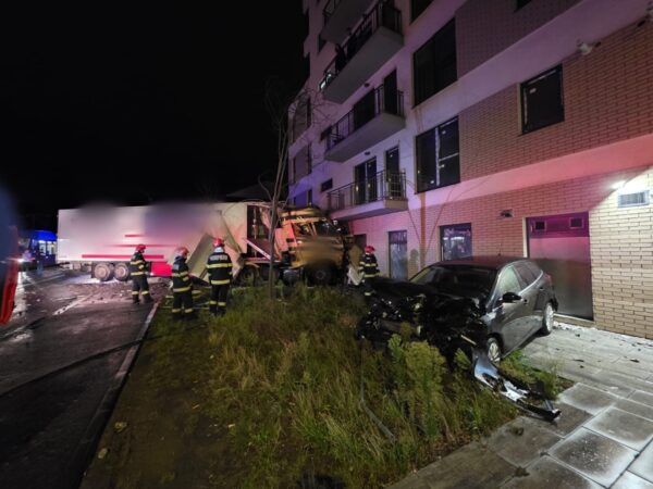 Accident pe strada Oașului. Un camion a intrat într-un bloc, iar un bărbat a ajuns la spital
