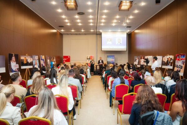 Hotline național lansat la Cluj: „Ești femeie și cauți un job? Sună la Hotline-ul #WeAreHalf – 0800 080 007 sau 0751 545 454” 