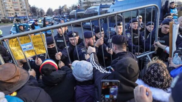 Dubla măsură a Guvernului Bolojan. Pensii de lux pentru polițiști, militari și agenți ai serviciilor secrete