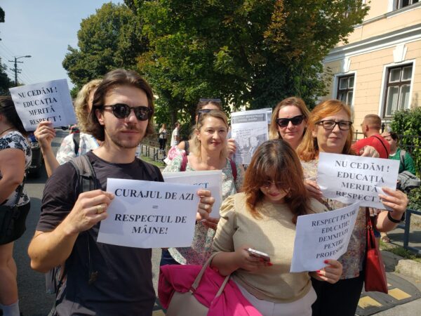 Profesorii clujeni au ieșit în stradă. Protest față de măsurile guvernului. Cer demisia minsiturlui David