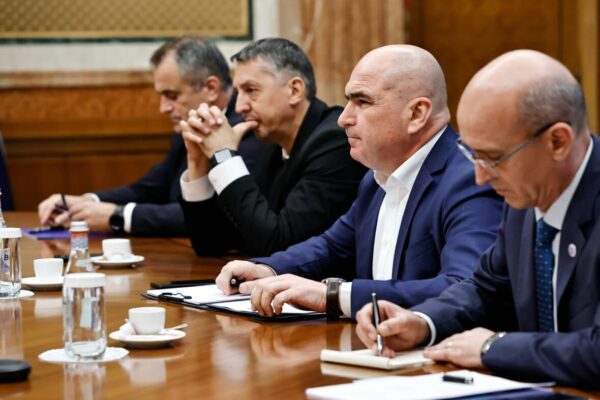 La rectificarea bugetară, partidele politice primesc mai mulți bani decât Educația. Bolojan ia de la învățământ să le ajungă banii la politruci