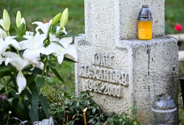 La 25 de ani de la trecerea la Domnul a poetului Ioan Alexandru, comemorare la Mănăstirea Nicula. Doar BOR mai cinstește poeții români