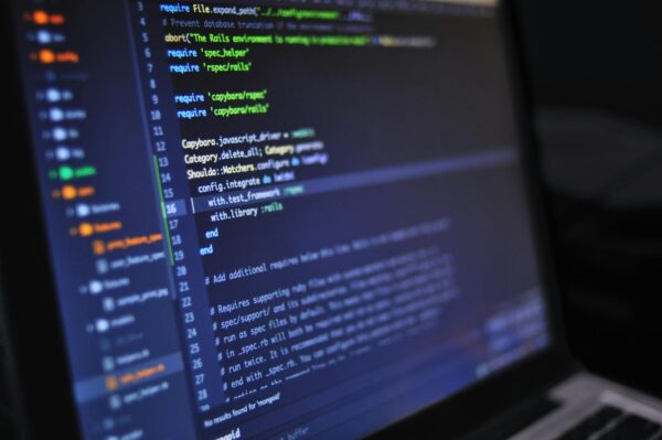 Ești IT-ist și nu vrei să-ți pierzi banii și reputația? Iată ce riscuri acoperă o asigurare de răspundere profesională IT!