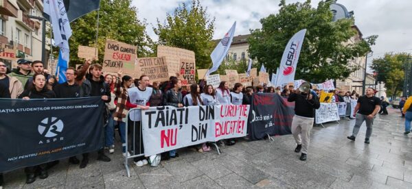 Protest al studenților clujeni. Care sunt principalele nemulțumiri. Au scandat ”Tăiați din hoție nu din studenție”