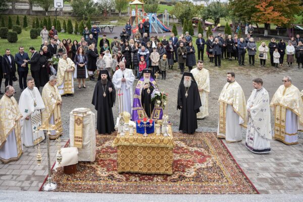 Biserica „Sfinții Apostoli Petru și Pavel” din zona clujeană Valea Chintăului, sfințită de trei ierarhi. Ortodoxia biruitoare