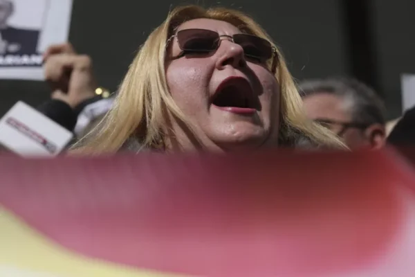 Show total la Parchetul General. Diana Șoșoacă, primită cu flori și ovații: Voi conduce România