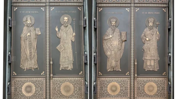 Vezi ușile din bronz ale Catedralei Naționale: Peste 50 de sfinți reprezentați 