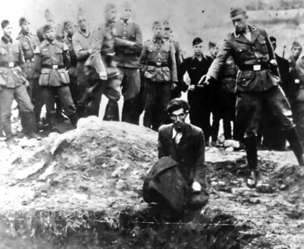 S-a aflat cine este soldatul SS din cea mai cutremurătoare imaginie a Holocaustului: un tânăr intelectual dintr-o familie ”bună”