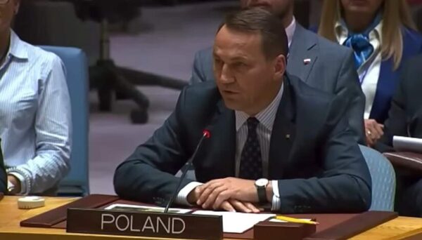Polonia nu se teme de Putin: Dacă zburați prin spațiul nostru aerian în drum spre Ungaria, vă escortăm avionul și să vă predăm la Haga