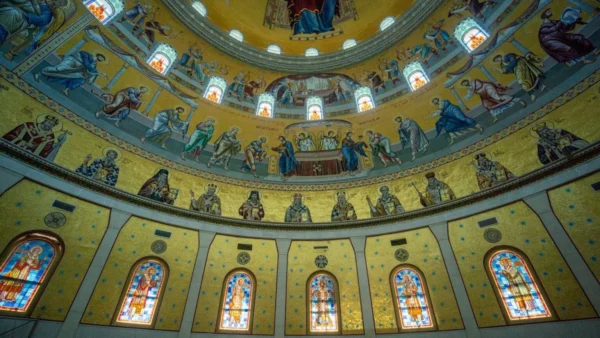 Vezi vitraliile Catedralei Naționale: Îmbinare între metodele tradiționale și materiale moderne de înaltă calitate 